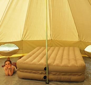 מזרן מתנפחים באוהל הוא פתרון פשוט עבור טרקים